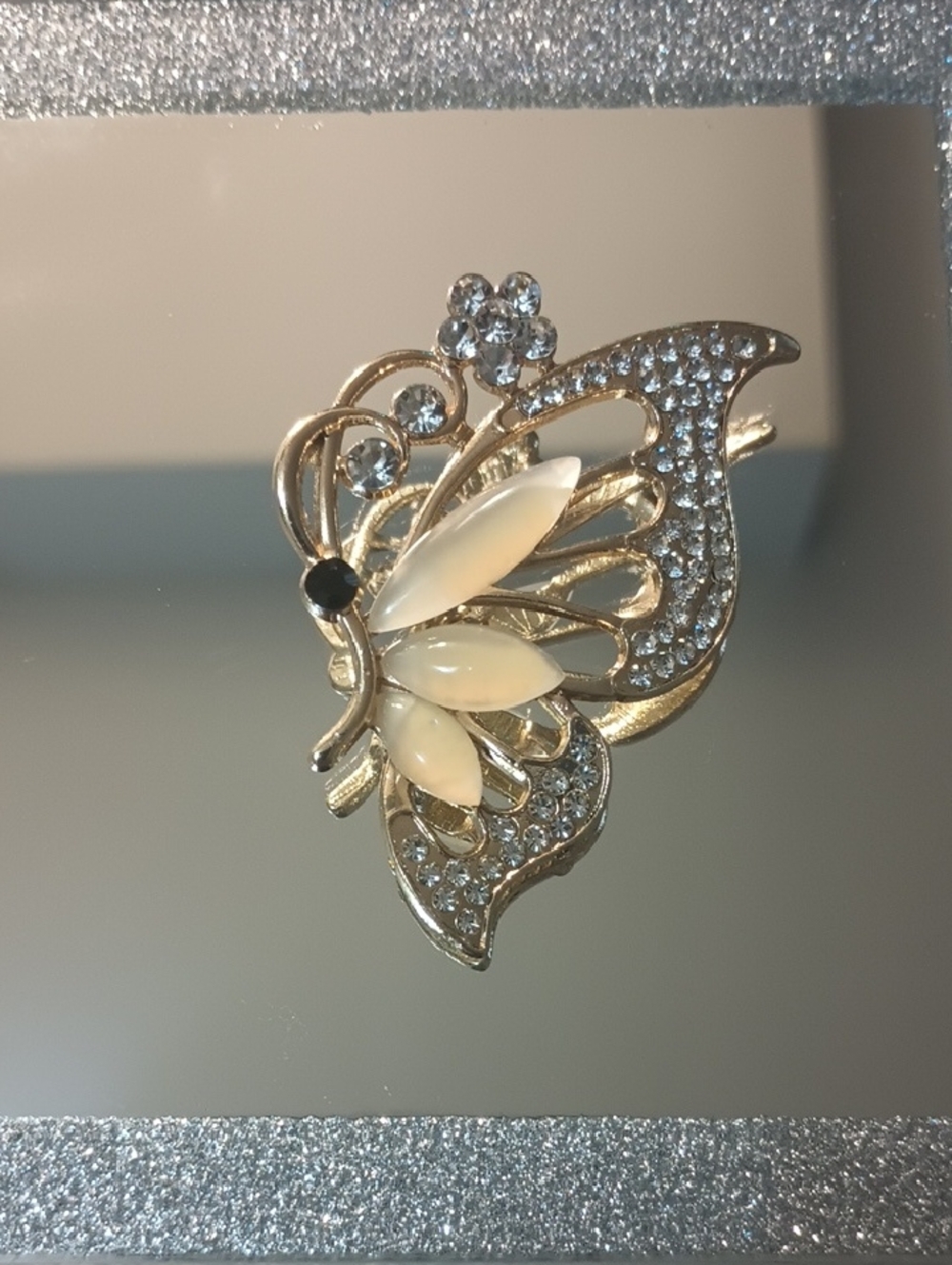 Gorgeous Butterfly & Rhinestone Brooch Pin - Gold
